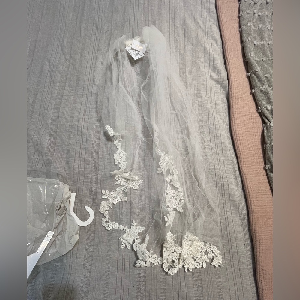 NWT David’s Bridal Wedding Veil
